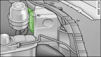 Detalle del compartimento del motor: tapa marcada (faro montado todaví­a)