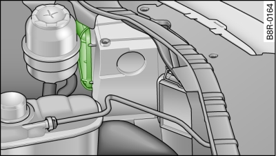 Detalle del compartimento del motor: tapa marcada (faro montado todava)